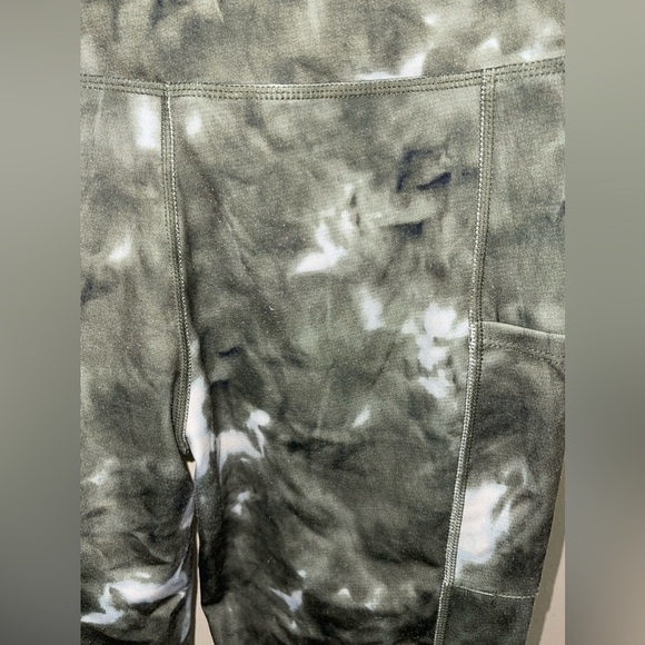 Kendall & Kylie Women's Green Tie Dye High Rise Cropped Leggings Size Small - Picture 8 of 9